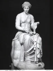 巻物を持っているクリオの像（161937も参照）